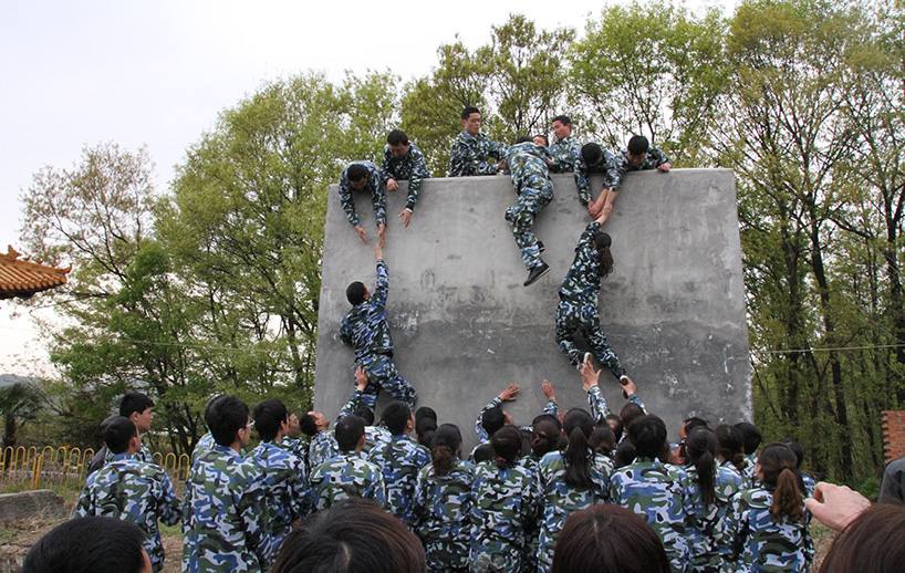 2013年4月，國凱置業薄山湖戶外拓展訓練